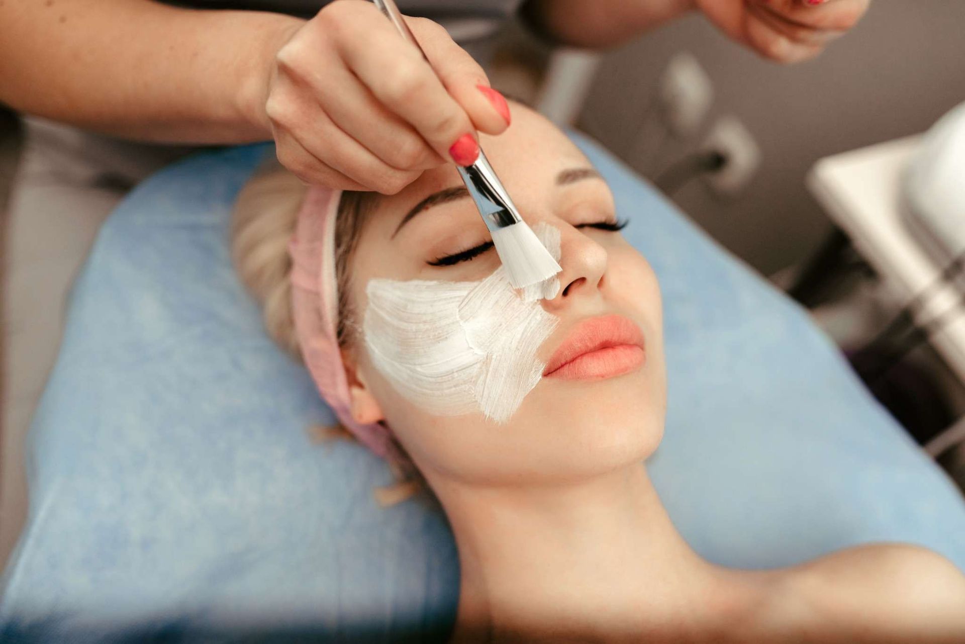 Un barbero le hace a un hombre un corte de pelo degradado con una maquinilla en una barbería.
