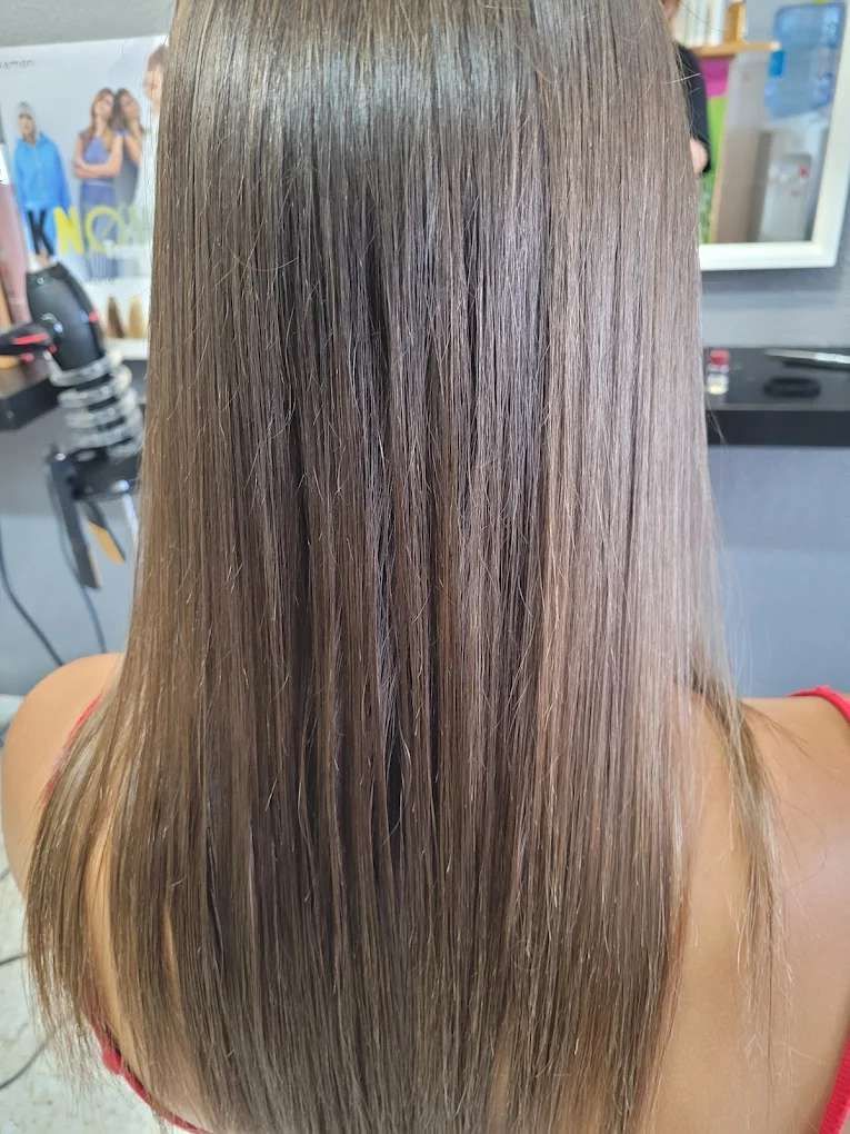 Cabello liso, brillante y castaño claro después de un tratamiento de salón.