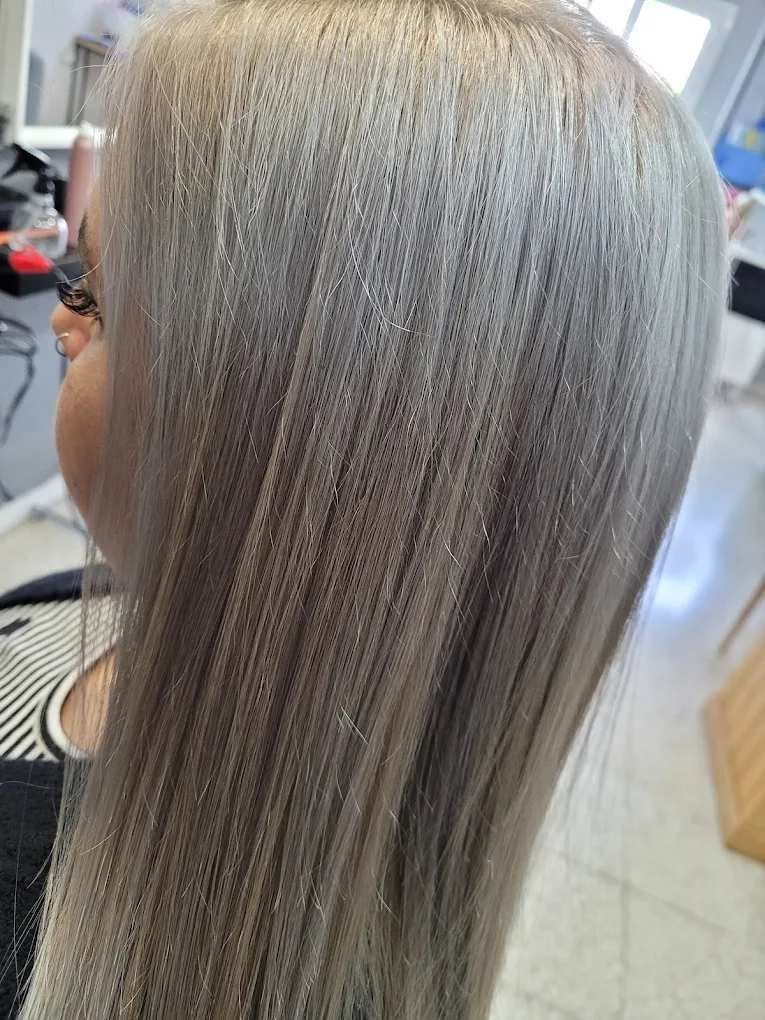 Un hombre se está cortando el pelo en una barbería.