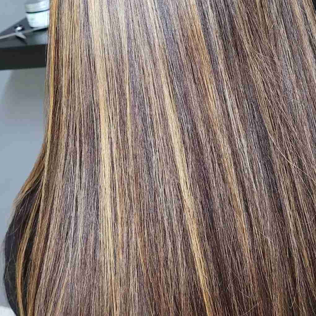 La parte posterior de la cabeza de un hombre con un diseño rapado.