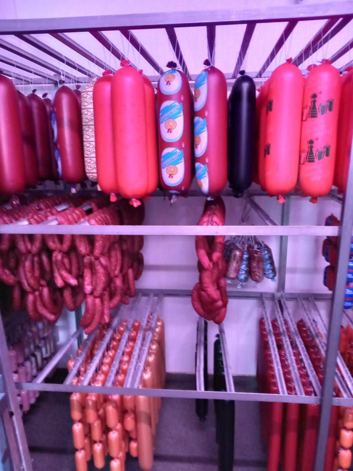 Nahaufnahme der Wurstwaren in der Kühlkammer der Söllner Metzgerei