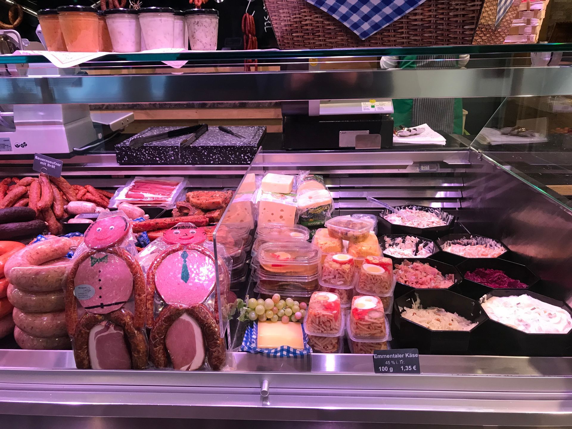 Nahaufnahme der Fleisch- und Wursttheke der Söllner Metzgerei