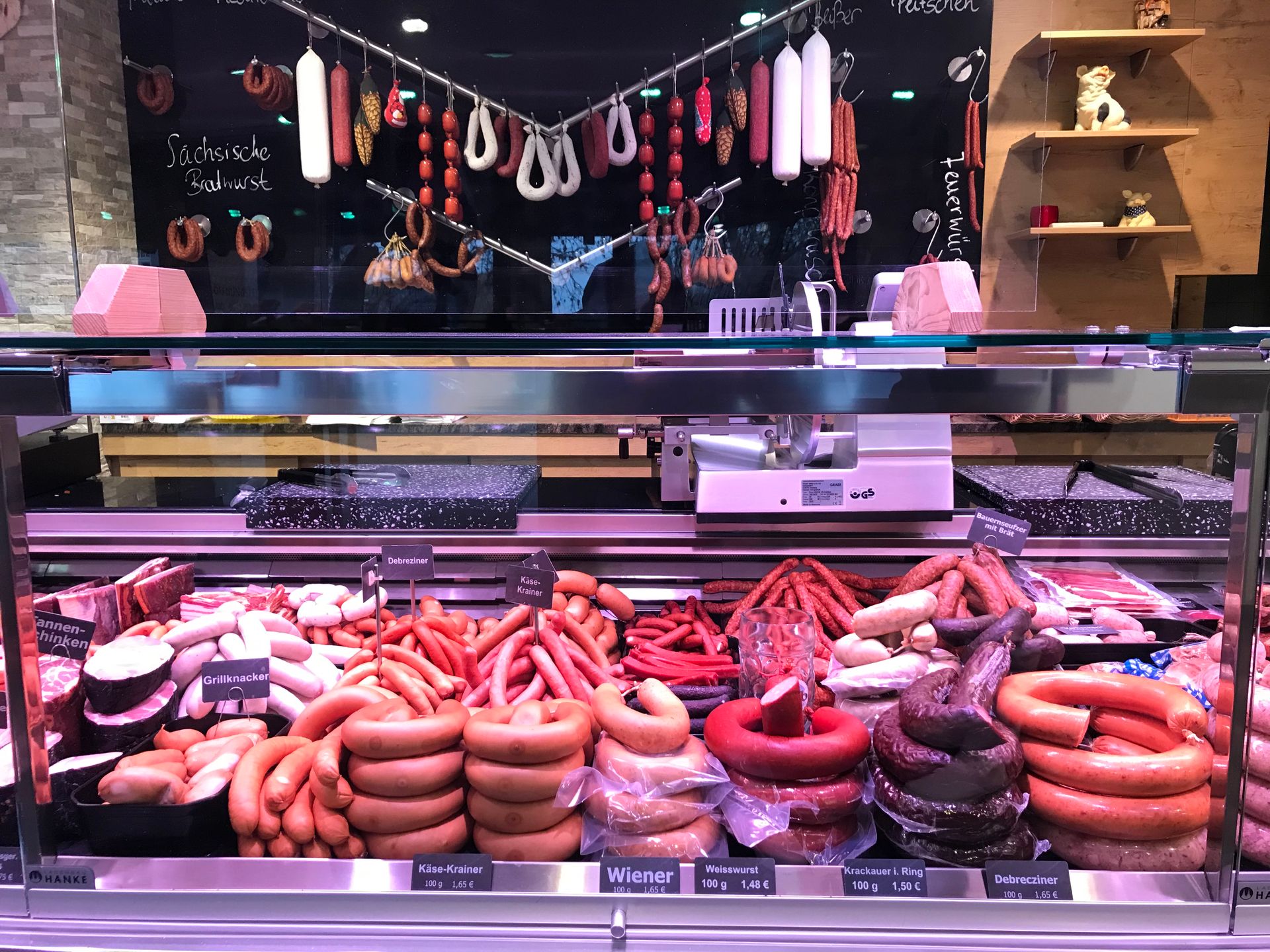 Aufnahme von der Verkaufsfläche und Frischetheke in der Söllner Metzgerei