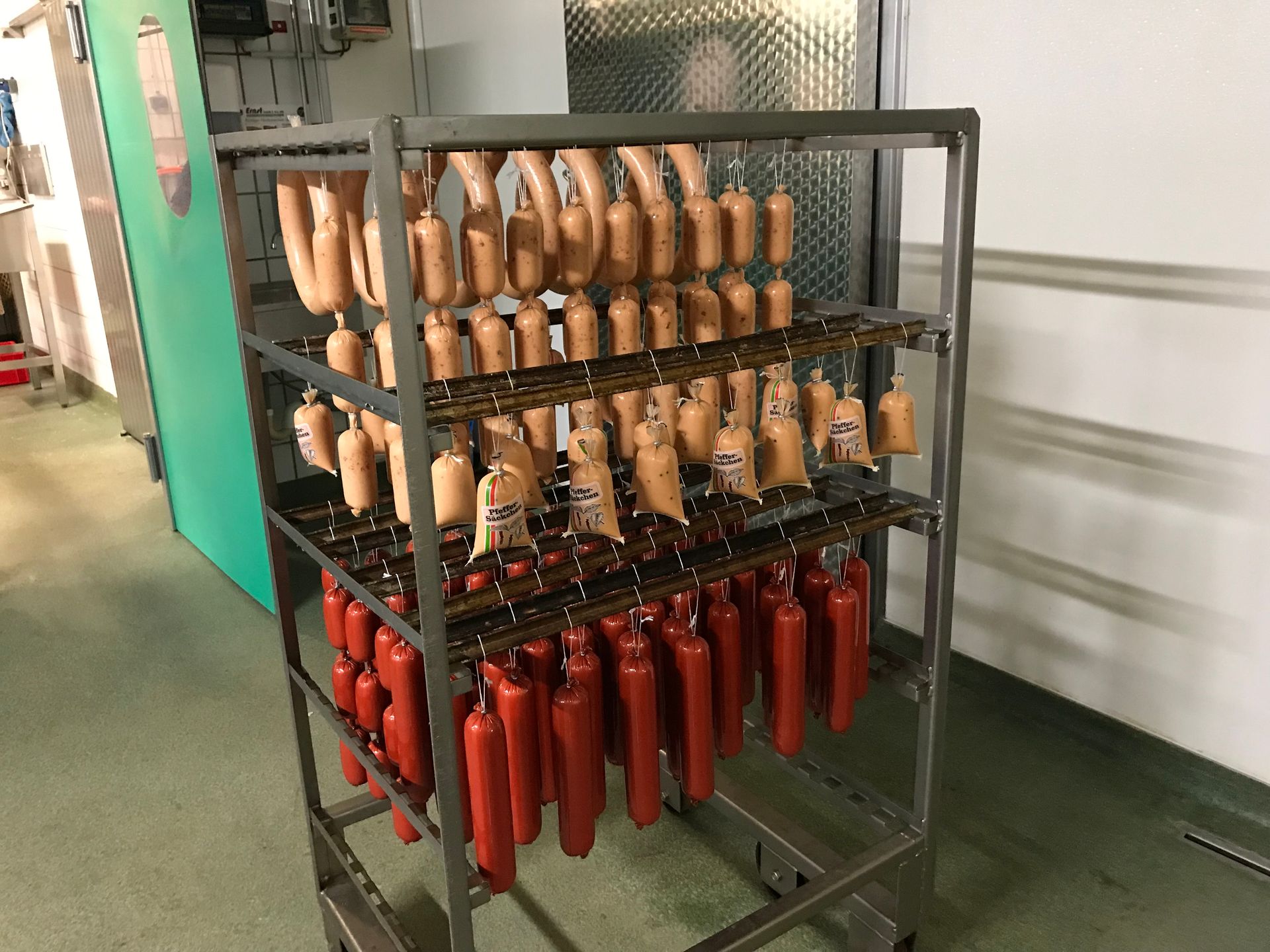 Ständer mit geräucherter, hausgemachter Wurst aus der Söllner Metzgerei