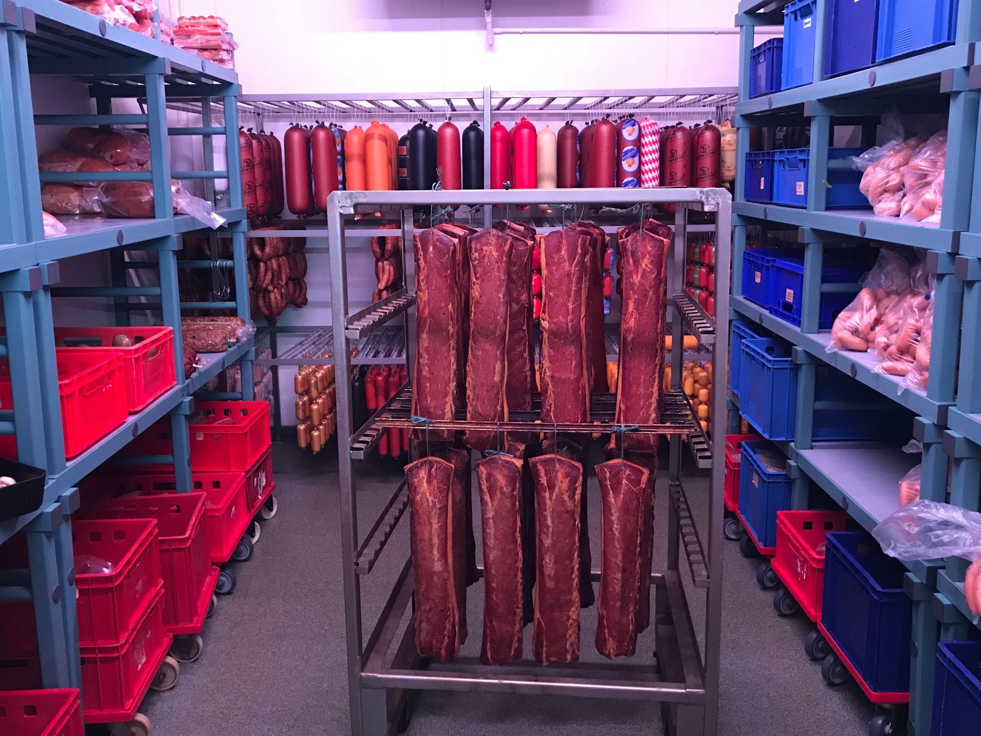 Kühlkammer mit Fleisch- und Wurstwaren aus der Söllner Metzgerei