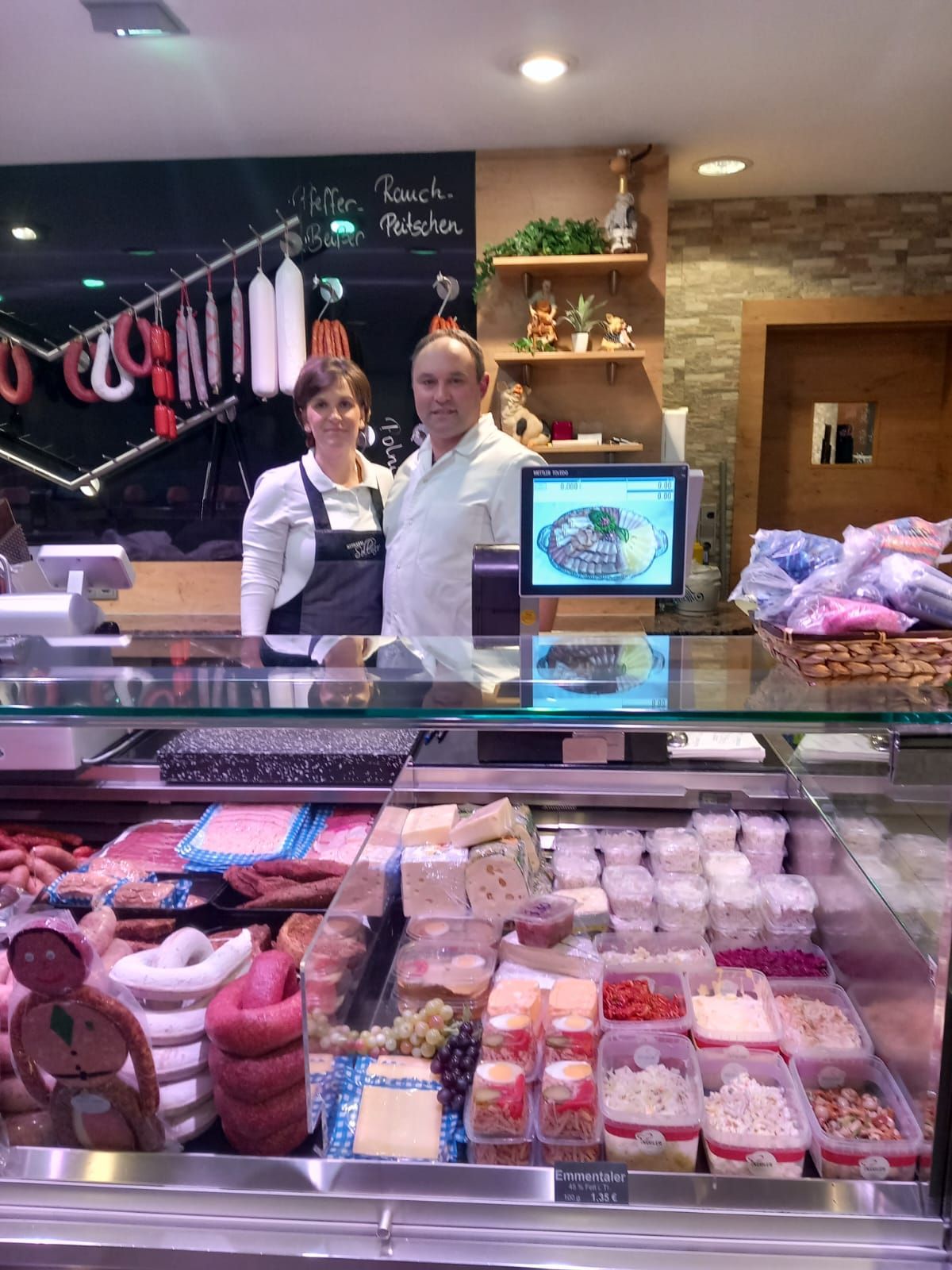 Team von Metzgern und Verkäufern hinter der Fleischtheke bei der Söllner Metzgerei