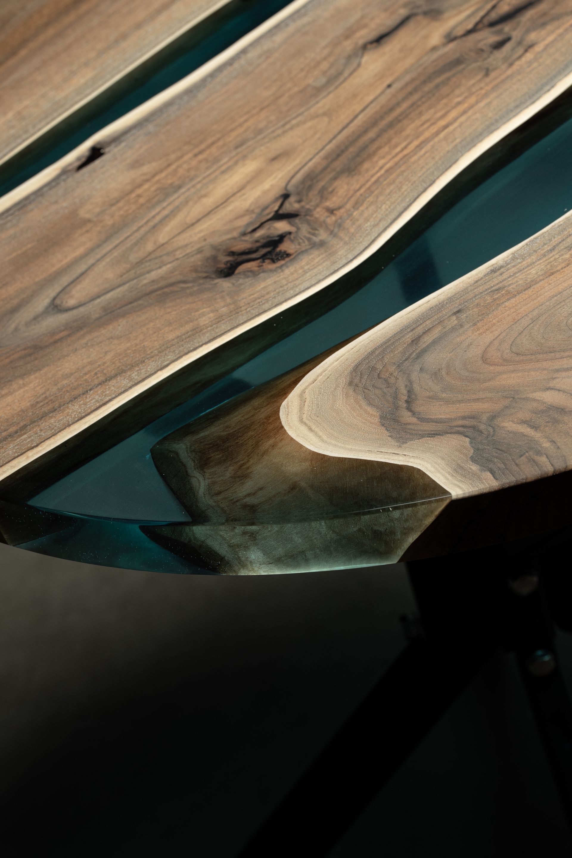 Eine Nahaufnahme eines Holztisches mit Glasplatte.