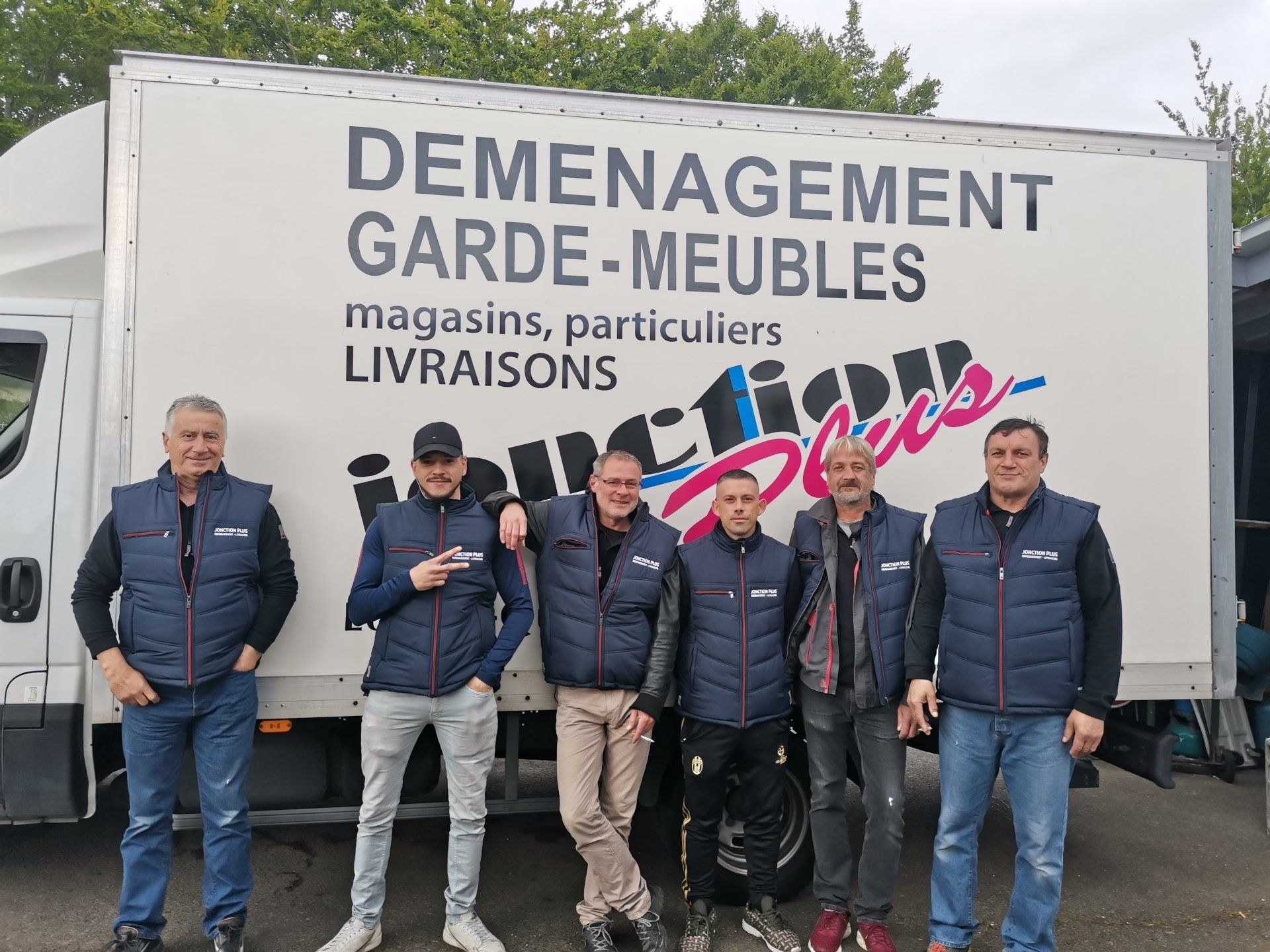 Équipe de déménageurs professionnels