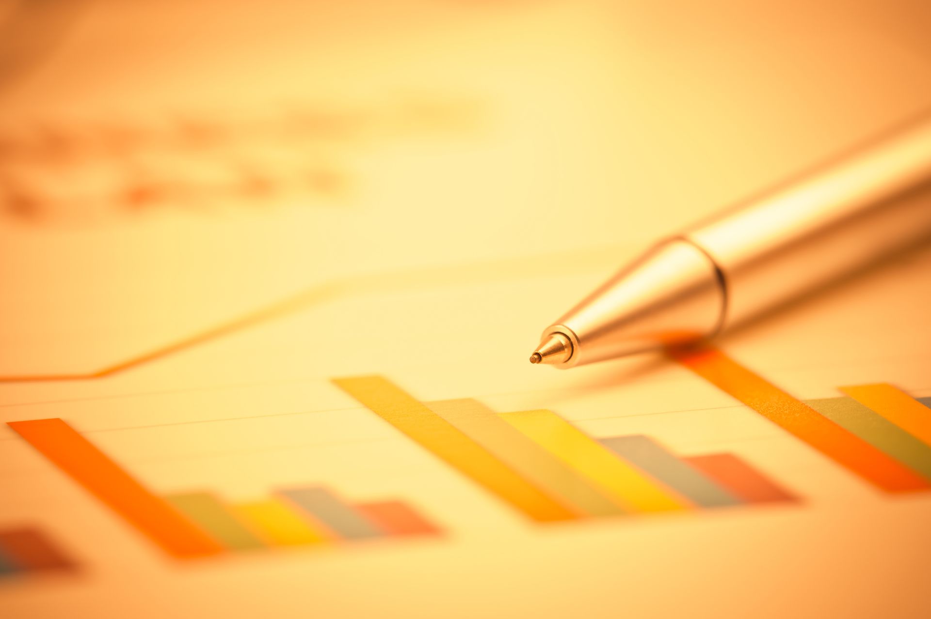 Un bolígrafo reposa sobre un gráfico en una hoja de papel.