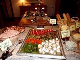 Es kommen viele verschiedene Speisen auf den Tisch.