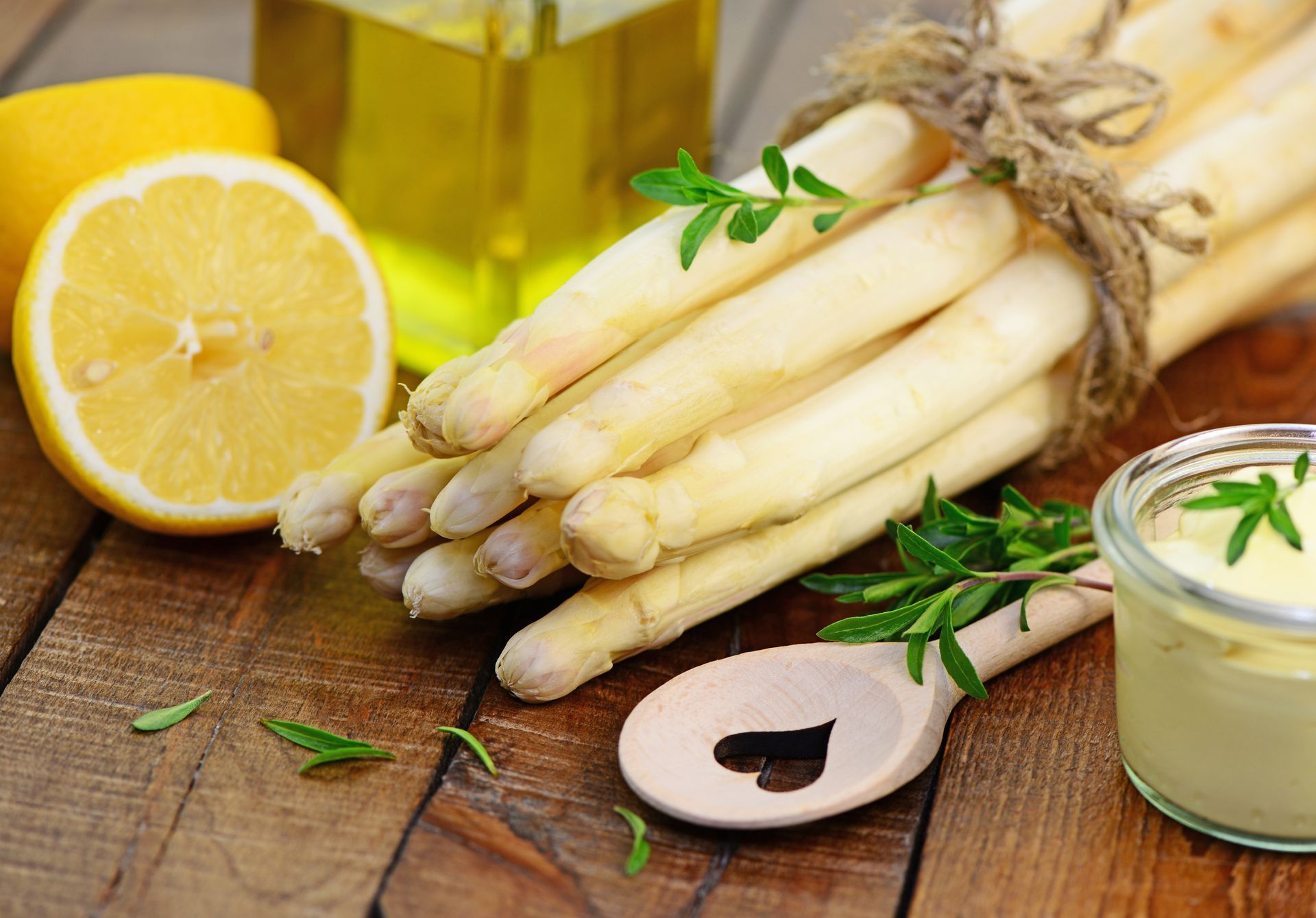 Ein Bund weißer Spargel auf einem Holztisch