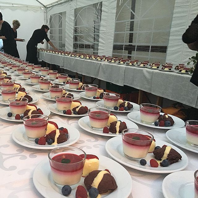 Ein langer Tisch mit vielen Desserts darauf