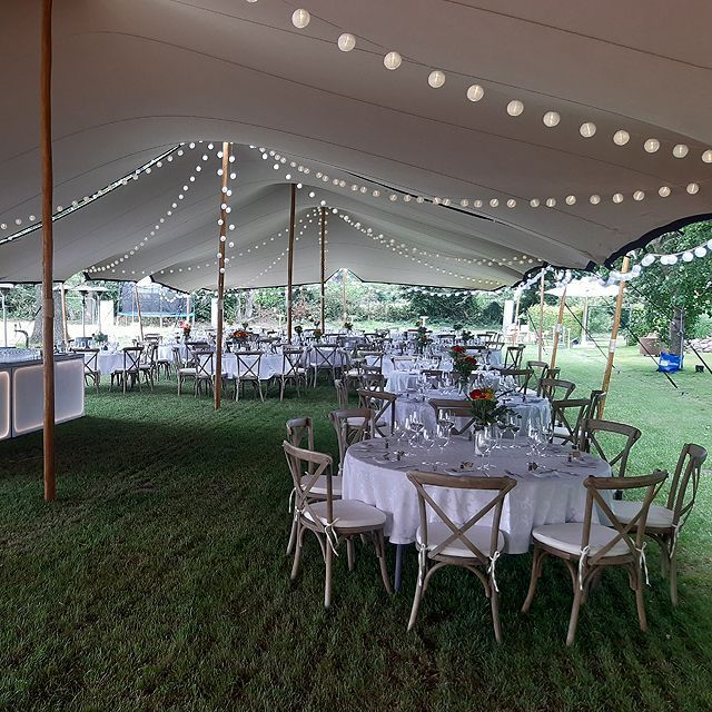 Ein großes Zelt mit Tischen und Stühlen darunter