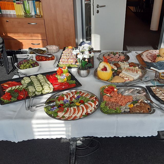 Ein Tisch mit einer Auswahl an Speisen darauf