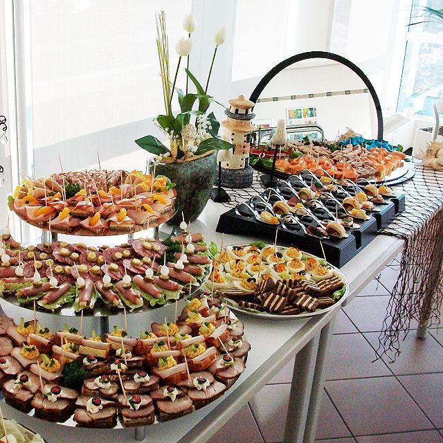 Ein Tisch mit viel Essen darauf