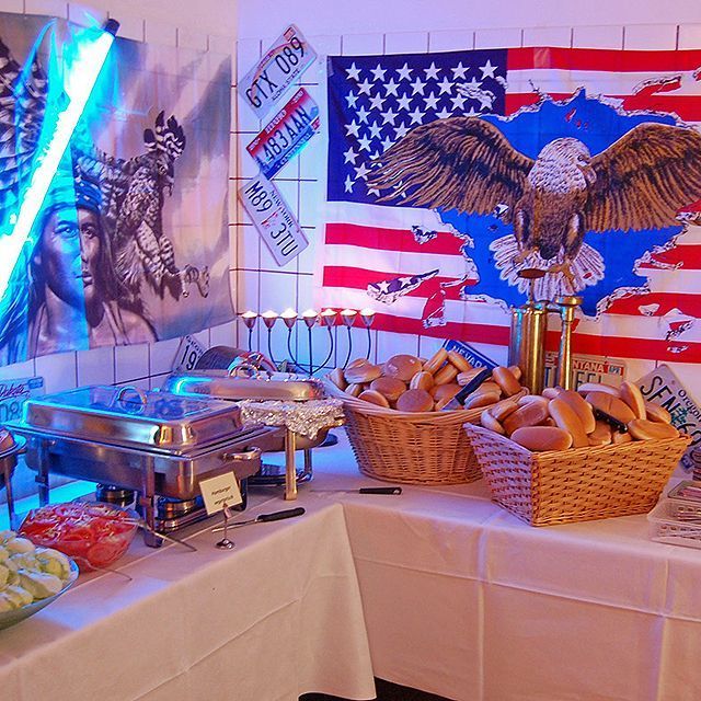 Ein Buffet-Tisch mit einem Bild eines Adlers an der Wand