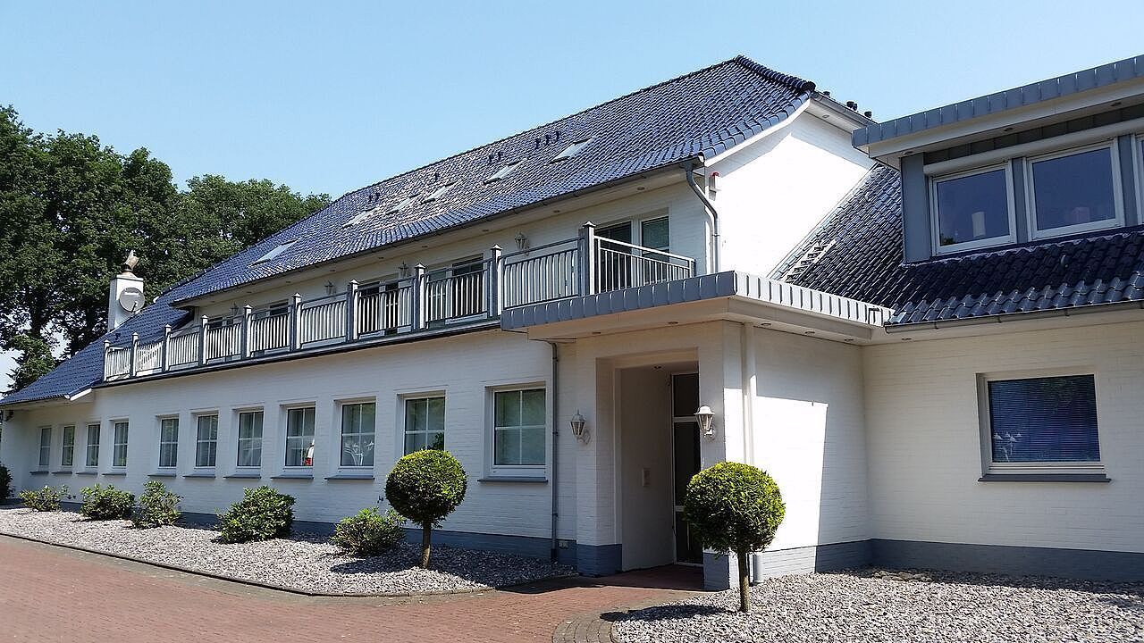 Ein großes weißes Gebäude mit einem blauen Dach