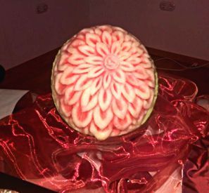 Eine Wassermelone mit einem eingeschnitzten Blumenmuster