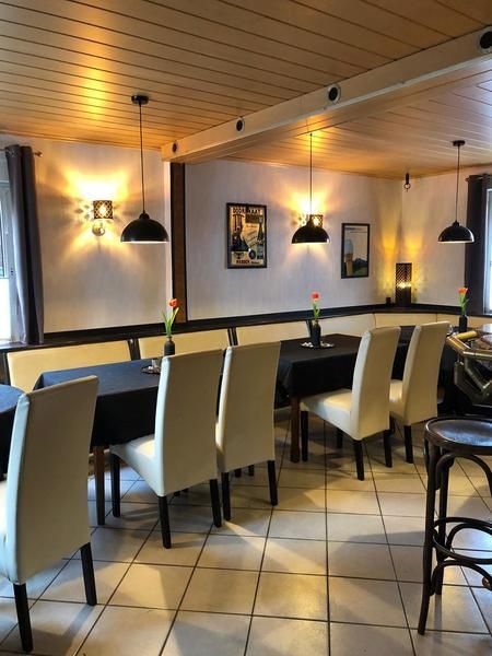 Ein Restaurant mit Tischen und Stühlen und einer Bar