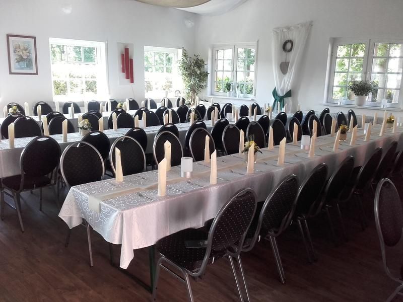 Ein Raum mit Tischen und Stühlen für eine Party