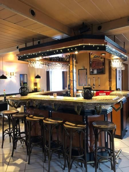 Ein Restaurant mit einer langen Bar und Hockern