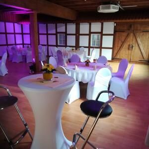 Ein Raum mit Tischen und Stühlen für eine Party