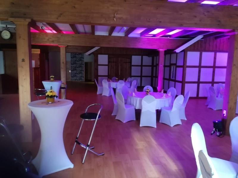 Ein Raum mit Tischen und Stühlen für eine Party