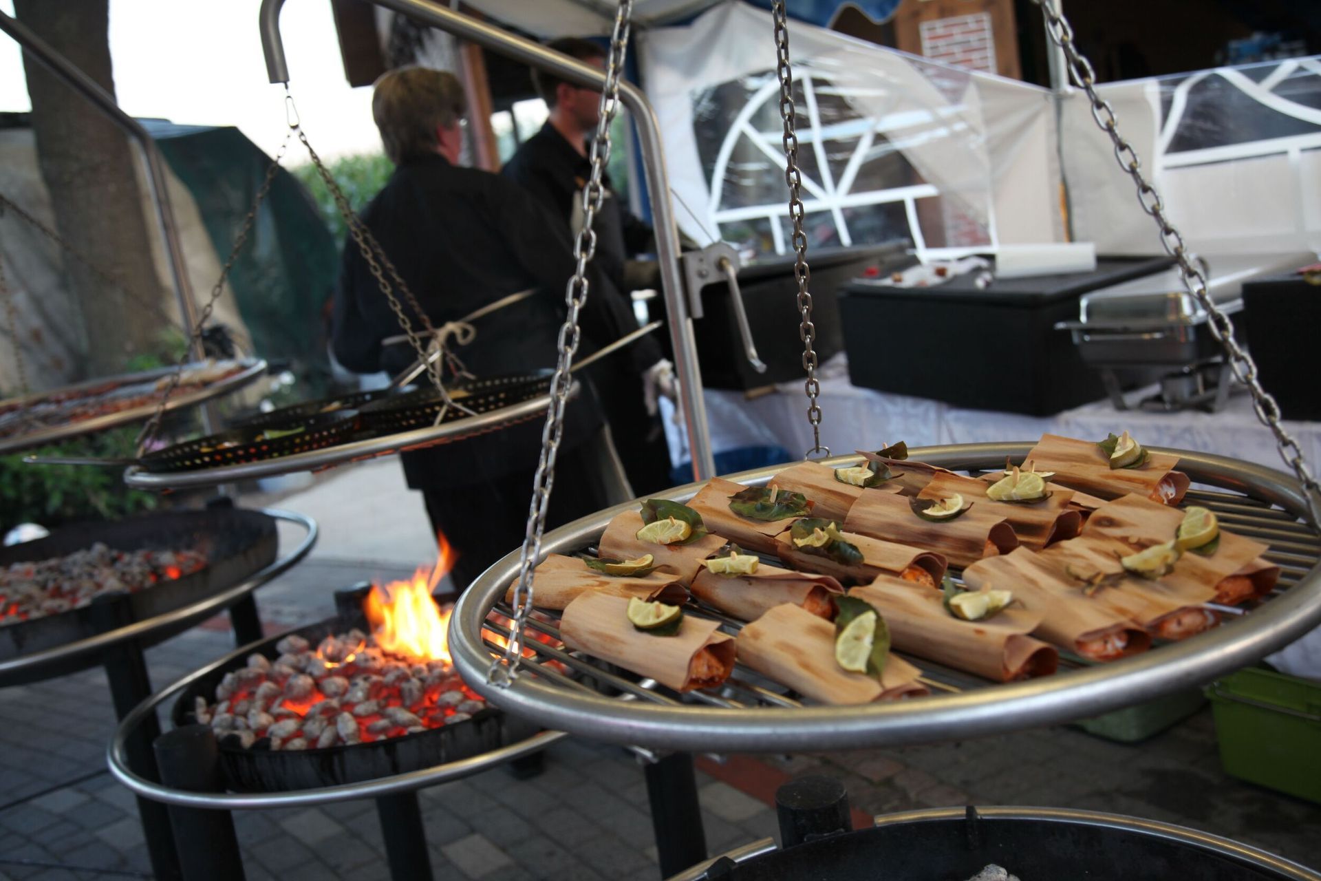 Eine Menge Essen wird auf einem Grill zubereitet