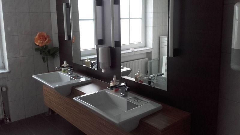 Ein Badezimmer mit zwei Waschbecken und einem Spiegel