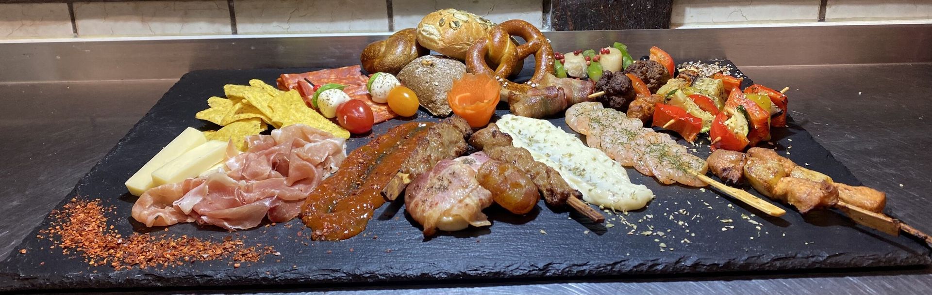 Auf einem Tisch steht ein großes Tablett mit Essen.