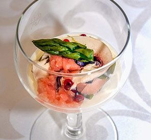 Eine Nahaufnahme eines mit Essen gefüllten Glases auf einem Tisch.