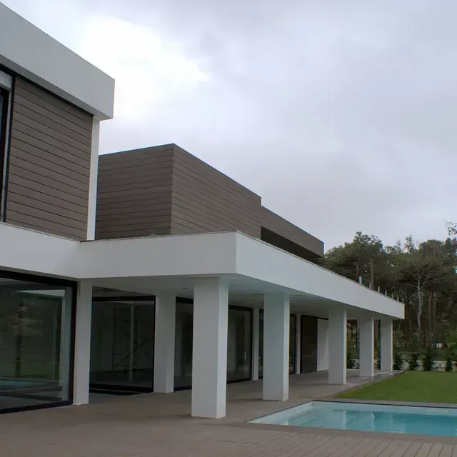 Una casa grande con piscina delante de ella.