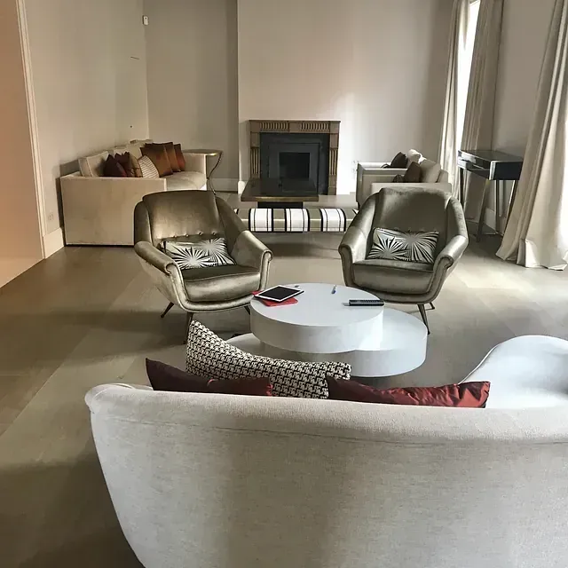 Una sala de estar llena de muebles y una chimenea.