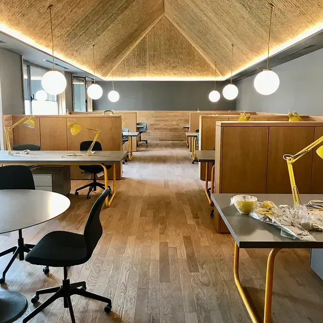 Hay muchas mesas y sillas en esta habitación.