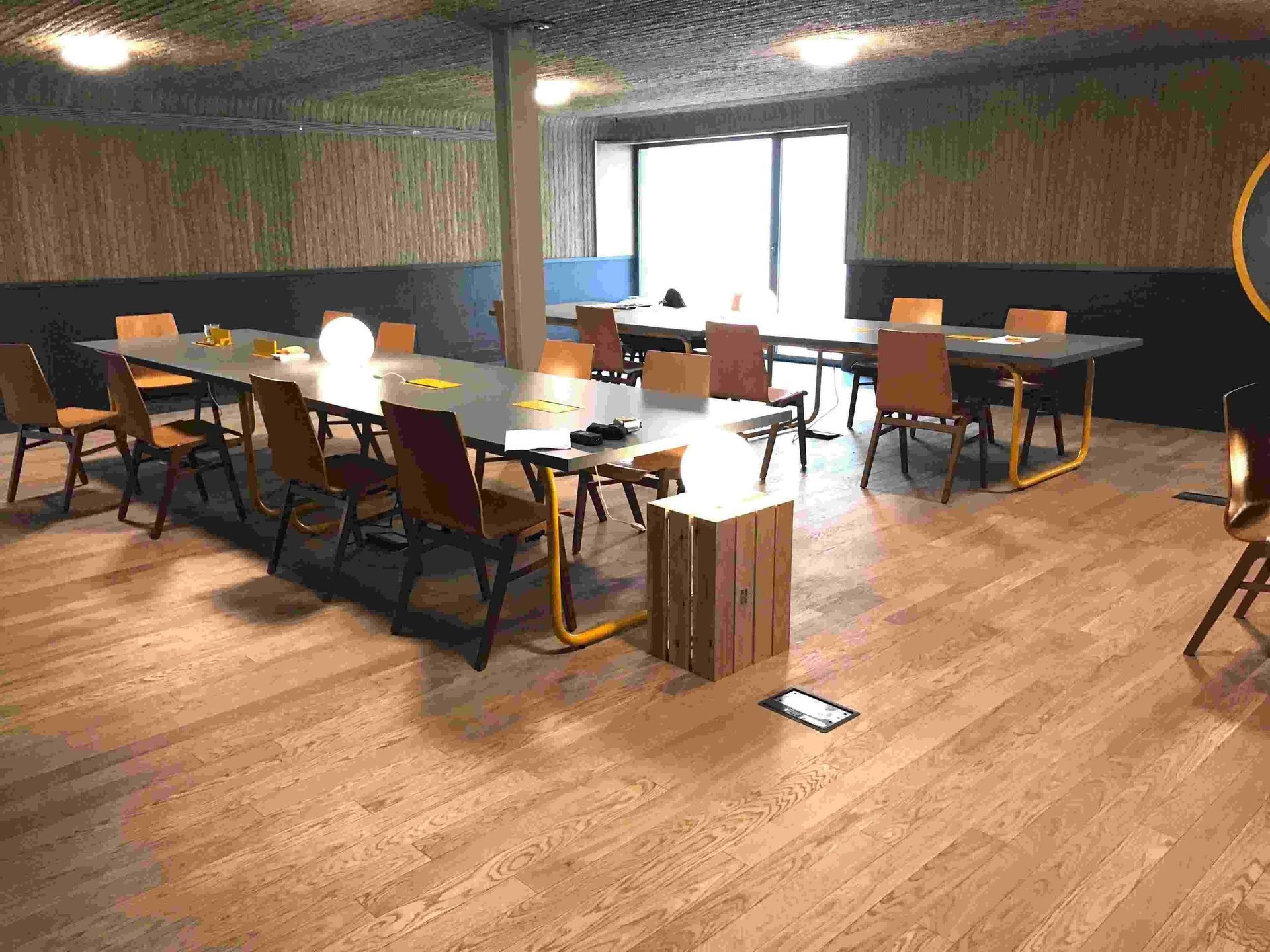 Una habitación grande con mesas y sillas.