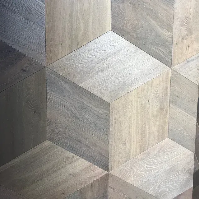Un primer plano de un piso de madera con un patrón geométrico.