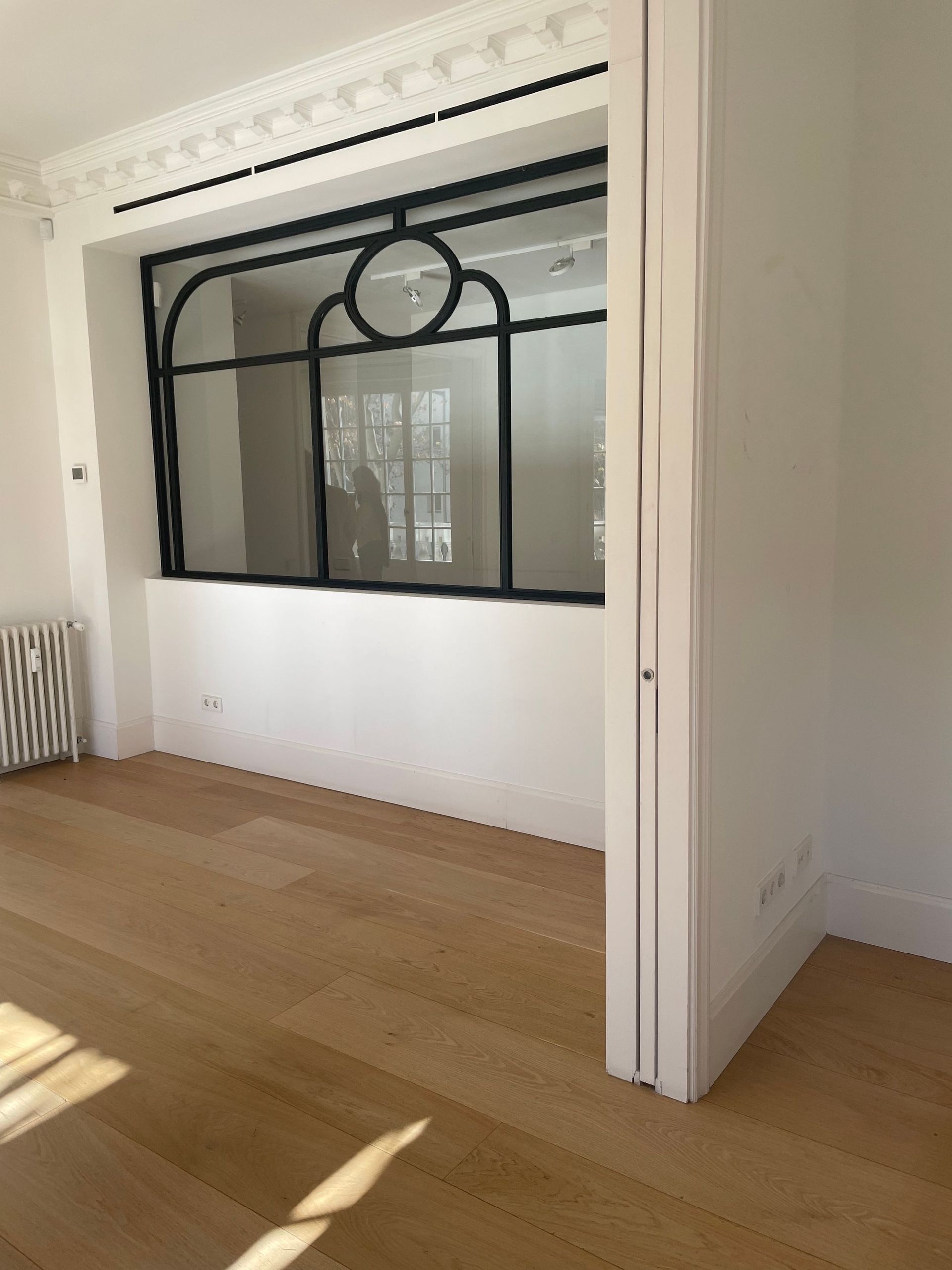 Hay una ventana grande en el medio de la habitación.