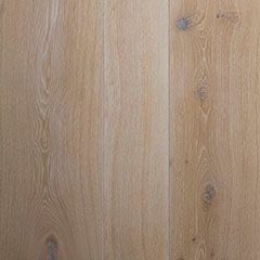 Un primer plano de un piso de madera con vetas y textura.