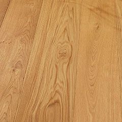 Un primer plano de un piso de madera con un patrón de veta.