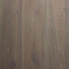 Un primer plano de un piso de madera con vetas y textura.