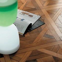 Un suelo de madera con un jarrón y una revista encima.