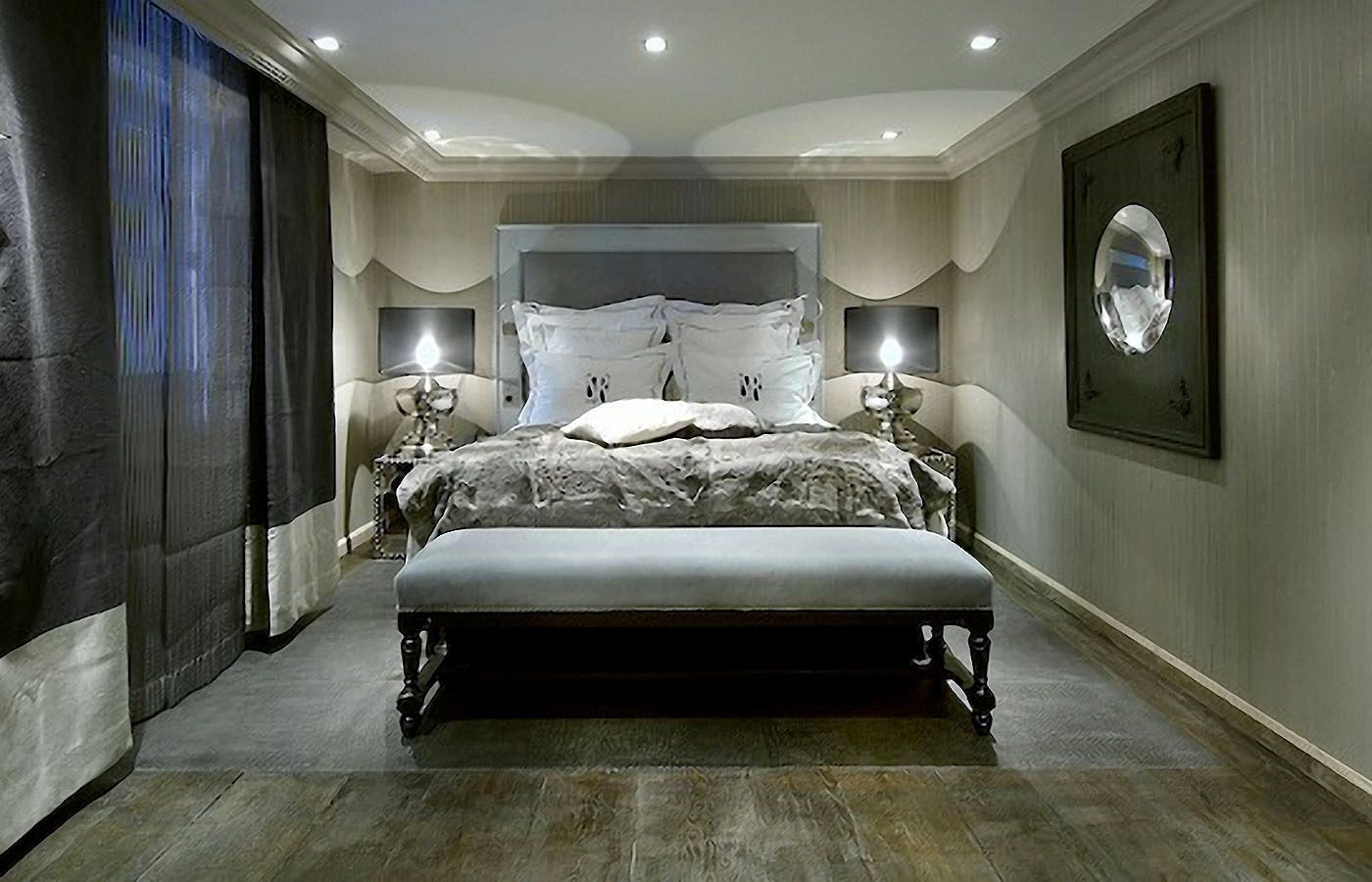 Un dormitorio con una cama grande y un banco.