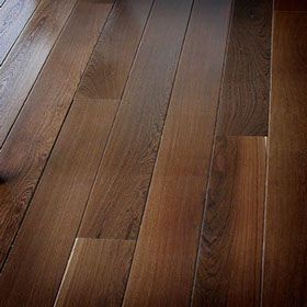 Un primer plano de un piso de madera en una habitación.
