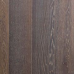 Un primer plano de un piso de madera con diferentes tonos de madera.