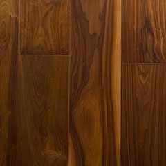 Es un primer plano de un piso de madera.