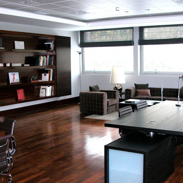 Una sala de estar con una mesa grande y sillas.