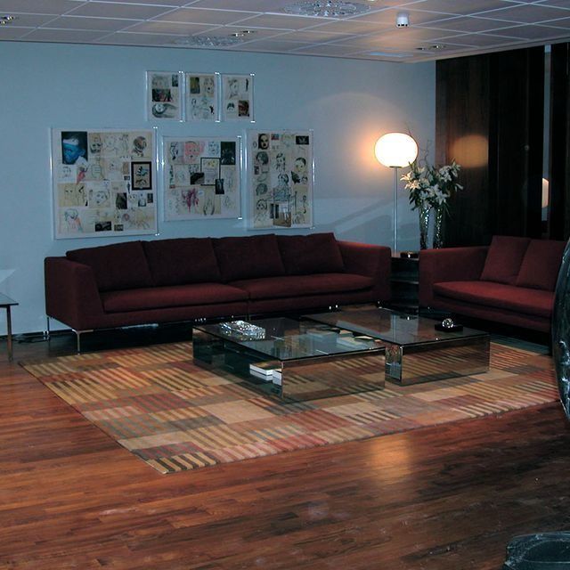 Una sala de estar con un sofá y una mesa de café.