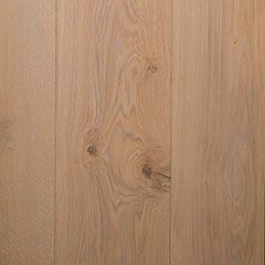 Un primer plano de un piso de madera con un nudo.