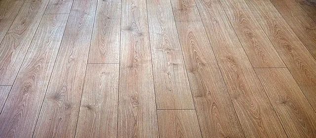 Un primer plano de un piso de madera en una habitación.