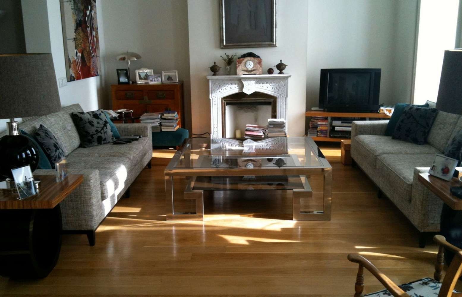 Una sala de estar llena de muebles y una chimenea.